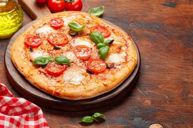 Bahçe domatesli, peynirli ve fesleğenli ev yapımı pizza. Kopyalama alanı ile