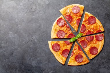 Biberli ev yapımı lezzetli pizza. Kopyalama alanı olan üst görünüm. Düz yatıyordu