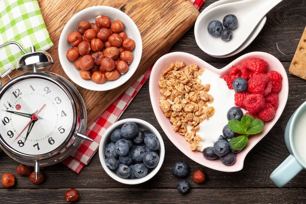 ヨーグルトと木の背景に新鮮なベリーと自家製グラノーラと健康的な朝食 朝の食事のコンセプト トップ表示 — ストック写真