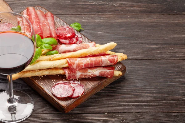 Mięso Salami Prosciutto Antipasto Wybór Przystawek Desce Drewnianej Kieliszek Czerwonym — Zdjęcie stockowe