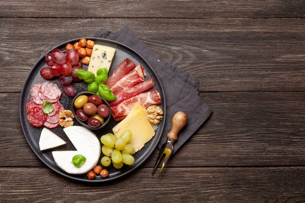 Formaggi Carne Uva Olive Antipasto Selezione Antipasto Piastra Vista Dall — Foto Stock