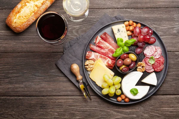 Fromage Viande Raisins Olives Antipasto Assiette Hors Œuvre Verres Avec — Photo