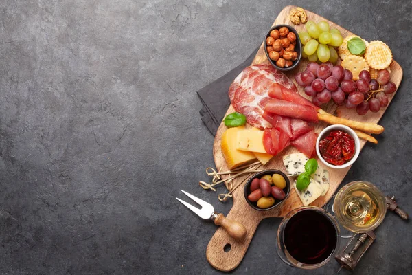 Käse Fleisch Trauben Und Oliven Antipasti Vorspeisenauswahl Auf Holzbrett Und — Stockfoto