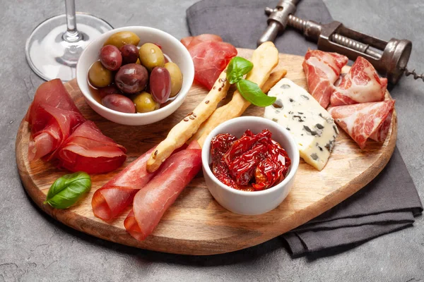 Käse Fleisch Und Oliven Antipasto Vorspeisenauswahl Auf Holzbrett — Stockfoto