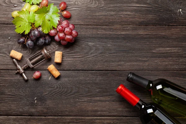 Çeşitli Üzümler Şarap Şişeleri Ahşap Masada Tirbuşon Kopyalama Alanı Olan — Stok fotoğraf