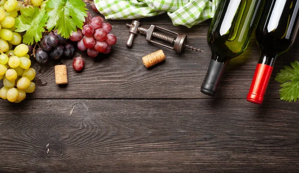 Verschiedene Trauben Weinflaschen Und Korkenzieher Auf Einem Holztisch Draufsicht Mit — Stockfoto