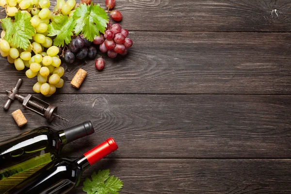 Çeşitli Üzümler Şarap Şişeleri Ahşap Masada Tirbuşon Kopyalama Alanı Olan — Stok fotoğraf