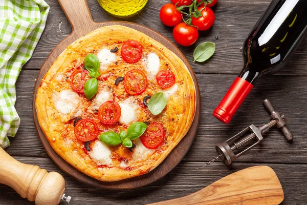 Sabrosa Pizza Casera Con Tomates Jardín Albahaca Vista Superior Puesta —  Fotos de Stock