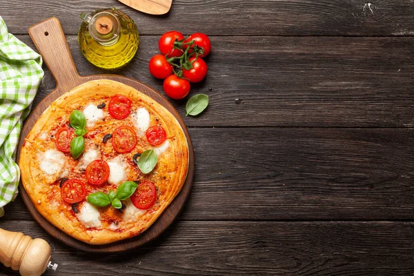 Sabrosa Pizza Casera Con Tomates Jardín Queso Albahaca Vista Superior —  Fotos de Stock