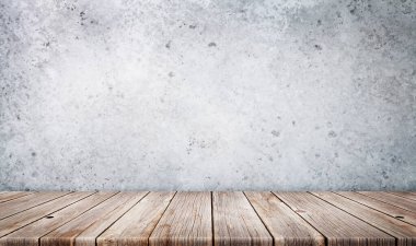 Taş duvarın önündeki ahşap masa ürün gösterimi için kopyalama alanı ile