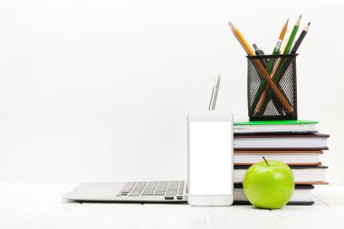 Akıllı telefon, malzeme ve beyaz arka planda elma bulunan çalışma masası. Metnin ya da uygulaman için boşluk ile