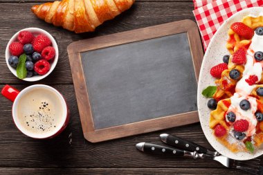 Dondurma, yaz meyvesi ve kahvaltı kahveli leziz Belçika waffle 'ları. Kopya alanı için yazı tahtası olan üst görünüm