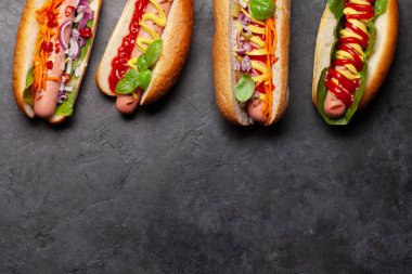 Çeşitli sosisli sandviçler, sebzeler, marul ve baharatlar. Kopyalama alanı olan üst görünüm. Düz yatıyordu