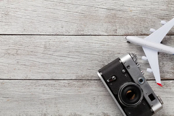 Concepto Viaje Telón Fondo Con Cámara Avión Juguete Mesa Madera — Foto de Stock