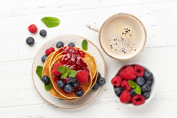 Heerlijke Zelfgemaakte Pannenkoeken Met Zomerbessen Koffie Als Ontbijt Bovenaanzicht — Stockfoto