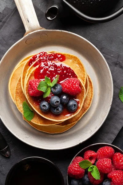 Heerlijke Zelfgemaakte Pannenkoeken Met Zomerbessen Thee Als Ontbijt Bovenaanzicht — Stockfoto