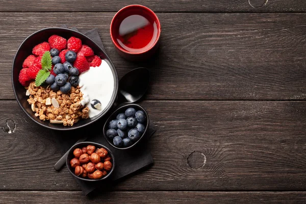 Petit Déjeuner Sain Avec Granola Maison Avec Yaourt Baies Fraîches — Photo