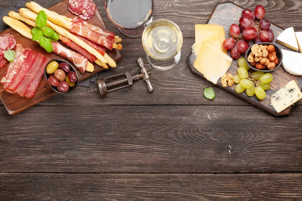 Formaggi Carne Uva Olive Antipasto Selezione Antipasti Tavola Legno Bicchieri — Foto Stock