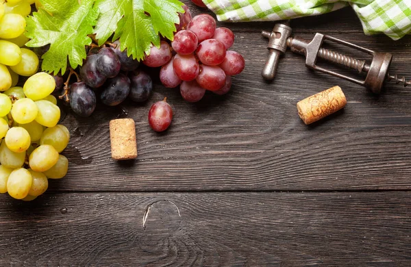 Verschiedene Trauben Weinkorken Und Korkenzieher Auf Dem Holztisch Draufsicht Mit — Stockfoto