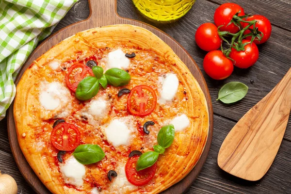 Chutná Domácí Pizza Zahradními Rajčaty Bazalkou Horní Pohled Plocha — Stock fotografie