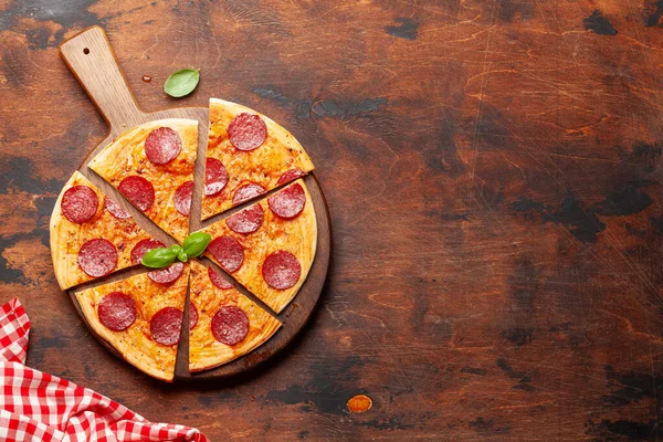 Sabrosa Pizza Casera Rodajas Con Pepperoni Vista Superior Con Espacio —  Fotos de Stock