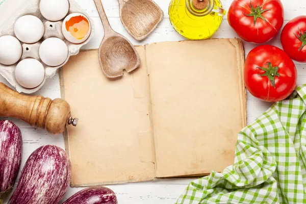 Kochutensilien Und Zutaten Auf Holzuntergrund Draufsicht Mit Kochbuch Für Ihr — Stockfoto