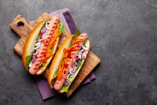 Hot Dog Zeleninou Salátem Koření Kamenném Pozadí Horní Pohled Mezerou — Stock fotografie