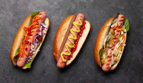 Různé Hot Dog Zeleninou Salátem Koření Kamenném Pozadí Horní Pohled — Stock fotografie