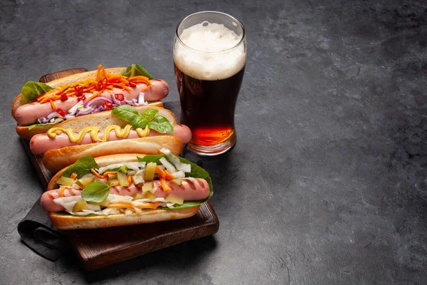 Különböző Hot Dog Zöldségekkel Salátával Fűszerekkel Egy Pohár Sörrel Fénymásolási — Stock Fotó