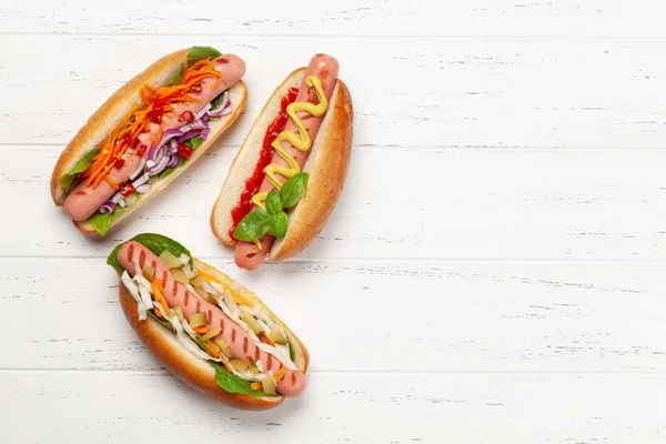 Různé Hot Dog Zeleninou Salátem Koření Dřevěném Pozadí Horní Pohled — Stock fotografie