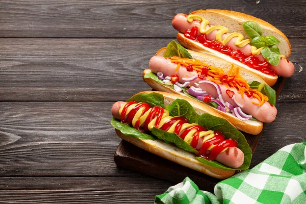 Verschiedene Würstchen Mit Gemüse Salat Und Gewürzen Auf Holzbrett Mit — Stockfoto