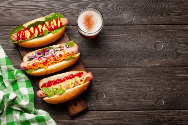 Vários Cachorros Quentes Com Legumes Alface Condimentos Copo Cerveja Fundo — Fotografia de Stock