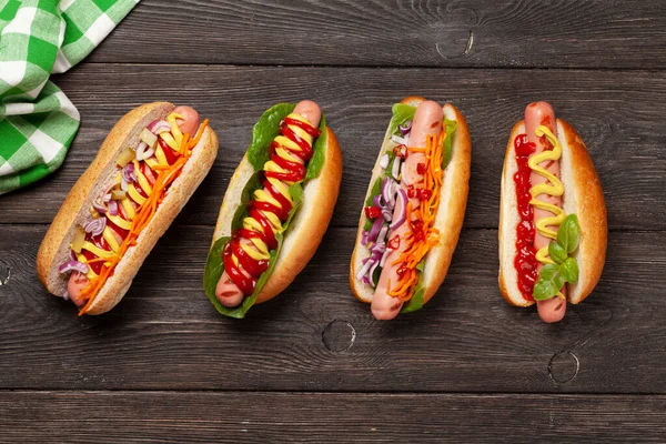 Különböző Hot Dog Zöldségekkel Salátával Fűszerekkel Fából Készült Háttérrel Első — Stock Fotó