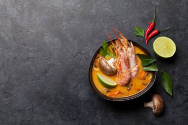 Tom Yum geleneksel Tayland çorbası deniz ürünleri, mantar, hindistan cevizi sütü ve sıcak baharatlı. Kopyalama alanı olan üst görünüm
