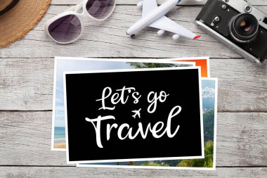 Seyahat konsepti. Tatil fotoğrafları, uçak oyuncakları, kamera ve güneş gözlüğü. Üst görünüm düzlüğü kopyalama alanı ile yatıyordu