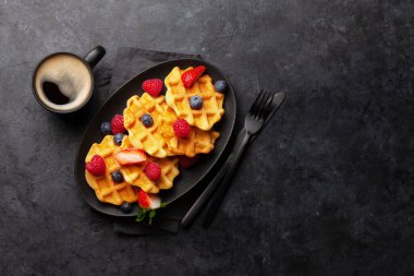 Lezzetli Belçika waffle 'ları, yaz meyveleri ve kahvaltı kahvesi. Kopyalama alanı olan üst görünüm