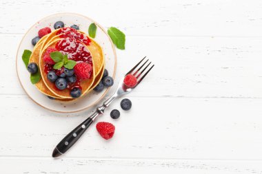 Yaz meyveleri ve reçelli nefis ev yapımı krepler. Kopyalama alanı olan üst görünüm