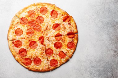 Salamlı lezzetli biberli pizza. Kopyalama alanı olan üst görünüm. Düz yatıyordu
