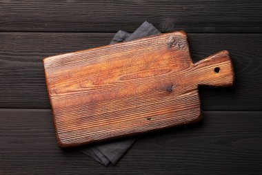 Eski moda mutfak masasındaki havlunun üzerinden kesme tahtası. Üst görünüm düz, yemek için yer var.