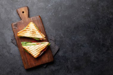 Kulüp sandviç kahvaltısı. Fast food servisi. Kopyalama alanı olan üst görünüm