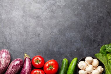 Taş zeminde yemek malzemeleri. Sebze, mantar ve salata. Tarifiniz ya da menünüz için en üstteki görünüm. Düz yatıyordu