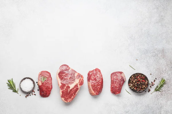 Variedad Filetes Frescos Carne Cruda Con Especias Sobre Fondo Piedra — Foto de Stock