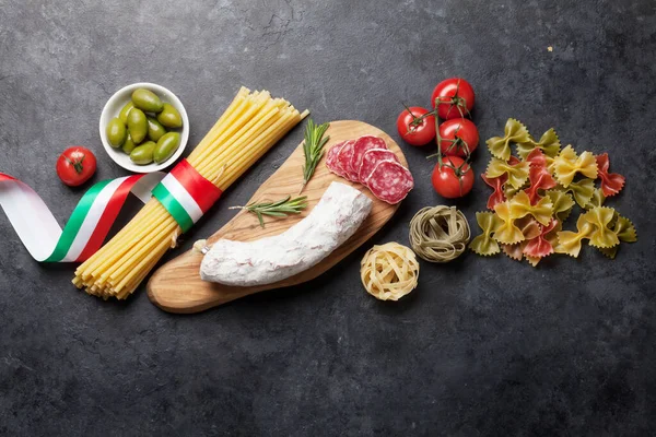 Italiaanse Keuken Ingrediënten Pasta Kaas Salami Olijven Tomaten Bovenaanzicht Plat — Stockfoto