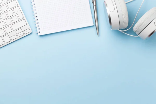 Blauwe Bureau Tafel Met Computer Benodigdheden Koptelefoon Bovenaanzicht Met Ruimte — Stockfoto