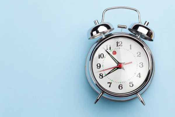 Mesa Escritorio Azul Con Reloj Despertador Concepto Mañana Fecha Límite —  Fotos de Stock