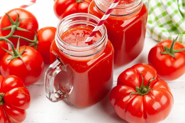 Färsk Tomatjuice Och Mogna Tomater Träbord — Stockfoto