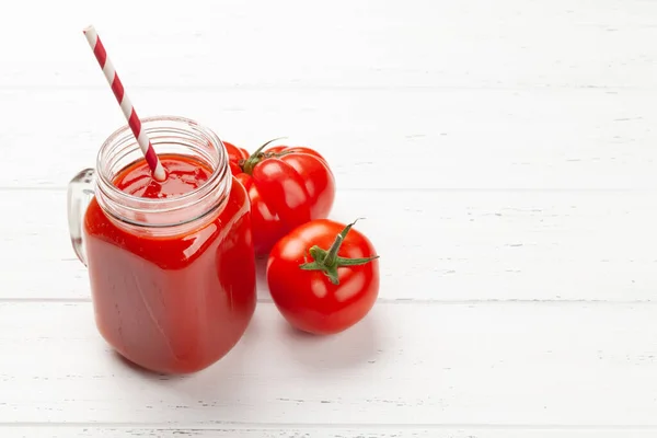 Färsk Tomatjuice Och Mogna Tomater Träbord Med Kopieringsutrymme — Stockfoto
