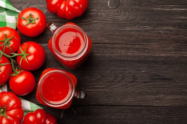 Verse Tomatensap Rijpe Tomaten Houten Tafel Bovenaanzicht Met Kopieerruimte — Stockfoto