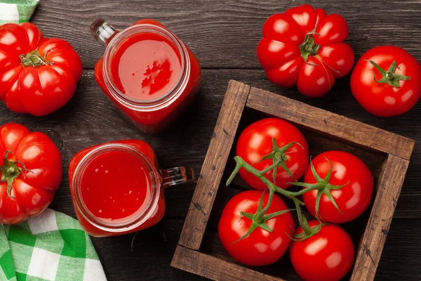 Verse Tomatensap Rijpe Tomaten Houten Tafel Bovenaanzicht — Stockfoto