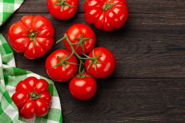 Tomates Jardín Maduros Sobre Mesa Madera Vista Superior Con Espacio —  Fotos de Stock